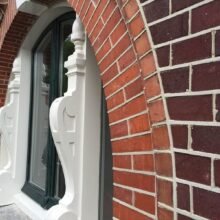 Aanzicht van gevel met nieuw voegwerk en schilderwerk.