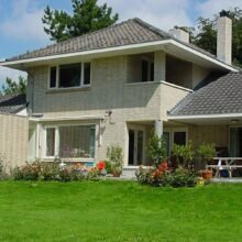 De gevels van deze karakteristieke jaren 30 woning zijn na de gevelreiniging via stralen weer als nieuw.