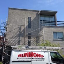 Montage van de steigers t.p.v de zijgevel.